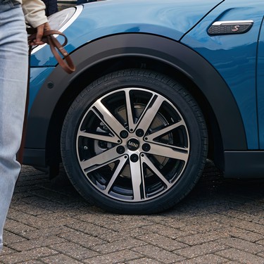 ЕКСКЛЮЗИВНИЙ АСОРТИМЕНТ 15 - 18-ДЮЙМОВИХ ЛЕГКОСПЛАВНИХ ДИСКІВ.