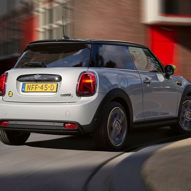 ЗАДНІ СВІТОДІОДНІ ФАРИ.