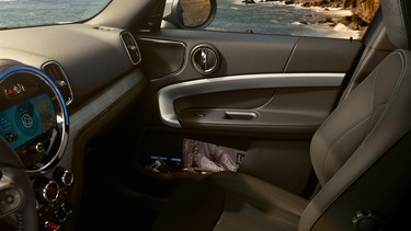 ОББИВКА ПРЕМІАЛЬНОЮ ШКІРОЮ.