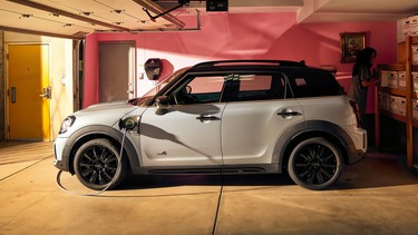 ЗАРЯДЖАЙТЕ СВІЙ ГІБРИДНИЙ MINI ВДОМА.