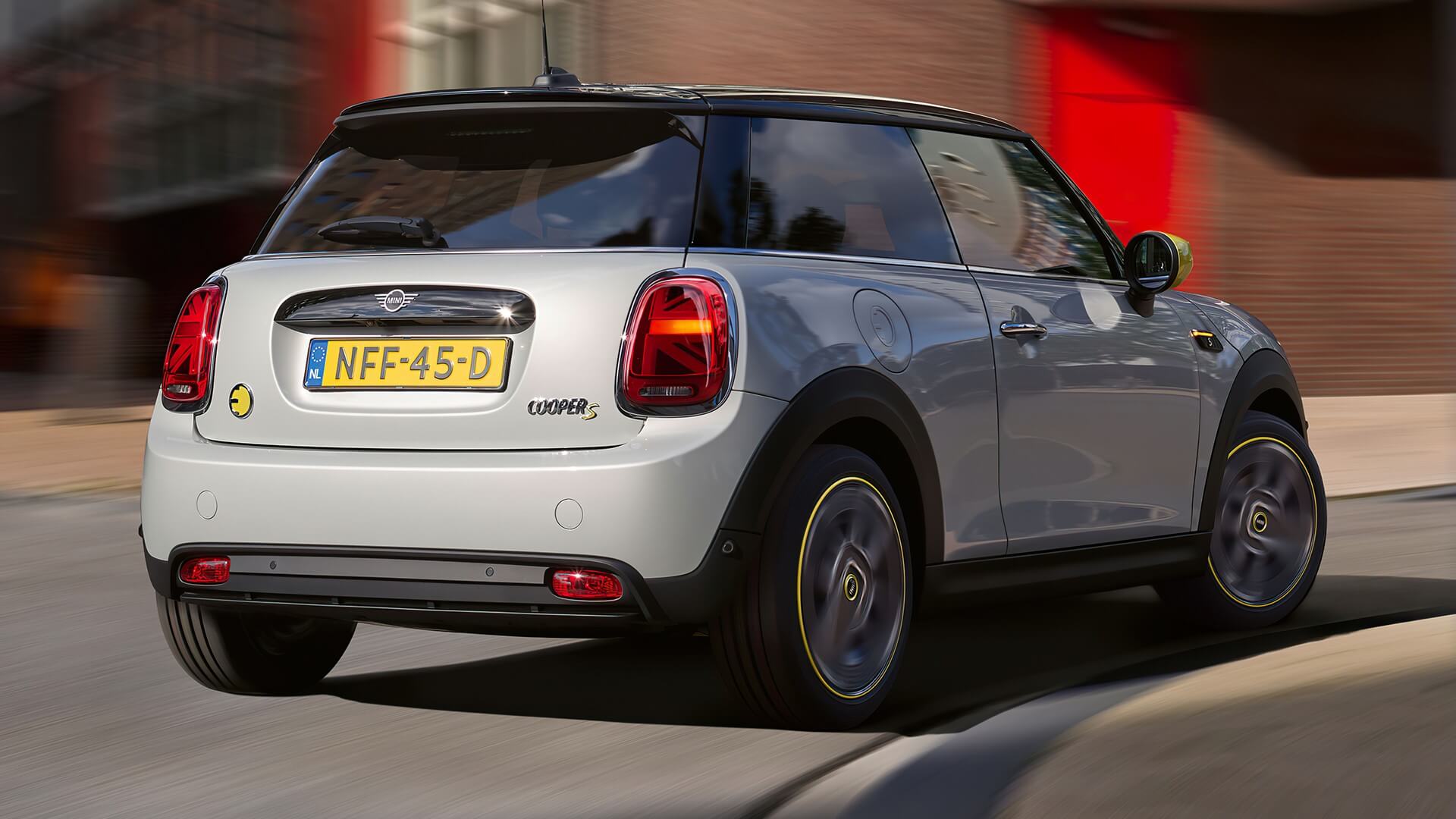 ЗАДНІ СВІТОДІОДНІ ФАРИ.