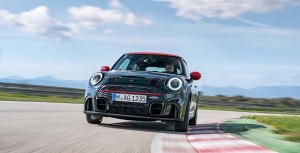 Новий MINI John Cooper Works: екстремальне задоволення від водіння.